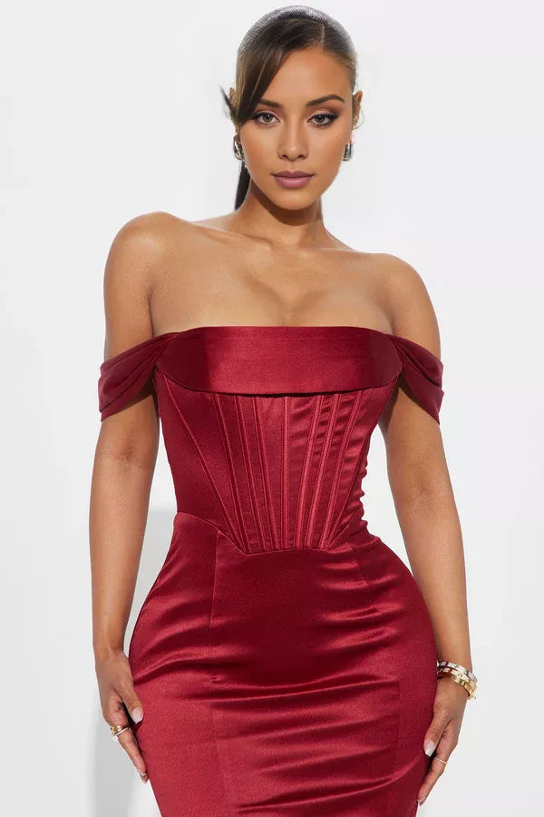 Vestido de noche largo hasta el suelo, con escote sirena, sin mangas y espalda descubierta. 