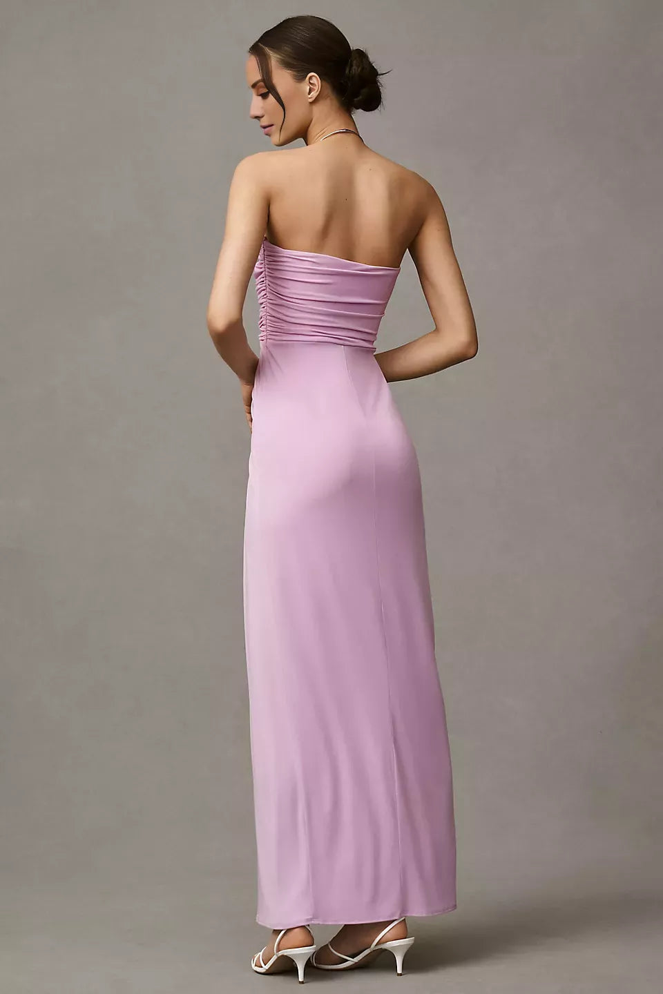 Vestido de fiesta largo hasta el suelo, sin mangas, con cuello descubierto y espalda descubierta, detalles plisados 