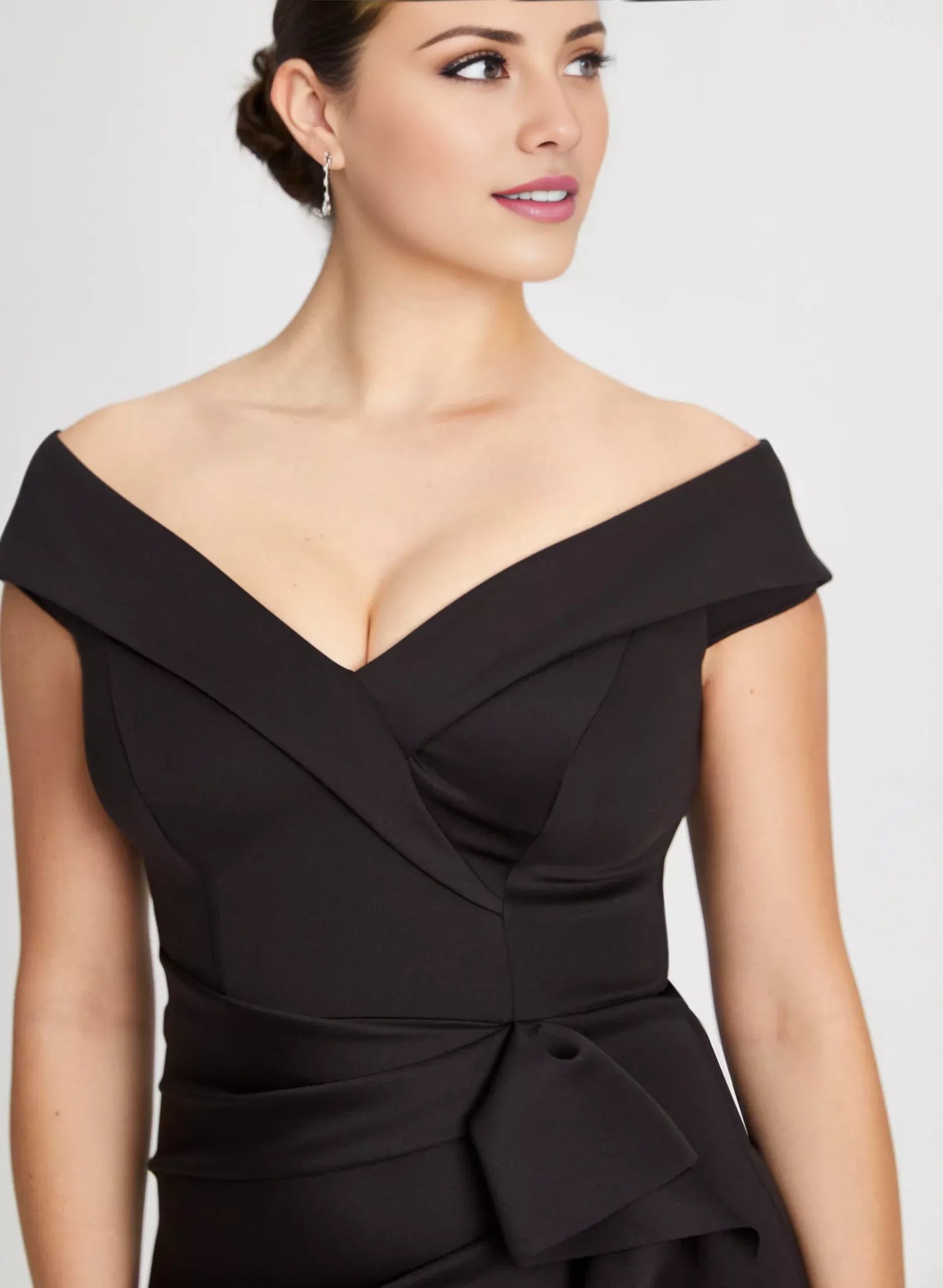 Vestido de noche largo hasta el suelo, sin mangas, con cuello al descubierto y espalda descubierta con borde con volantes