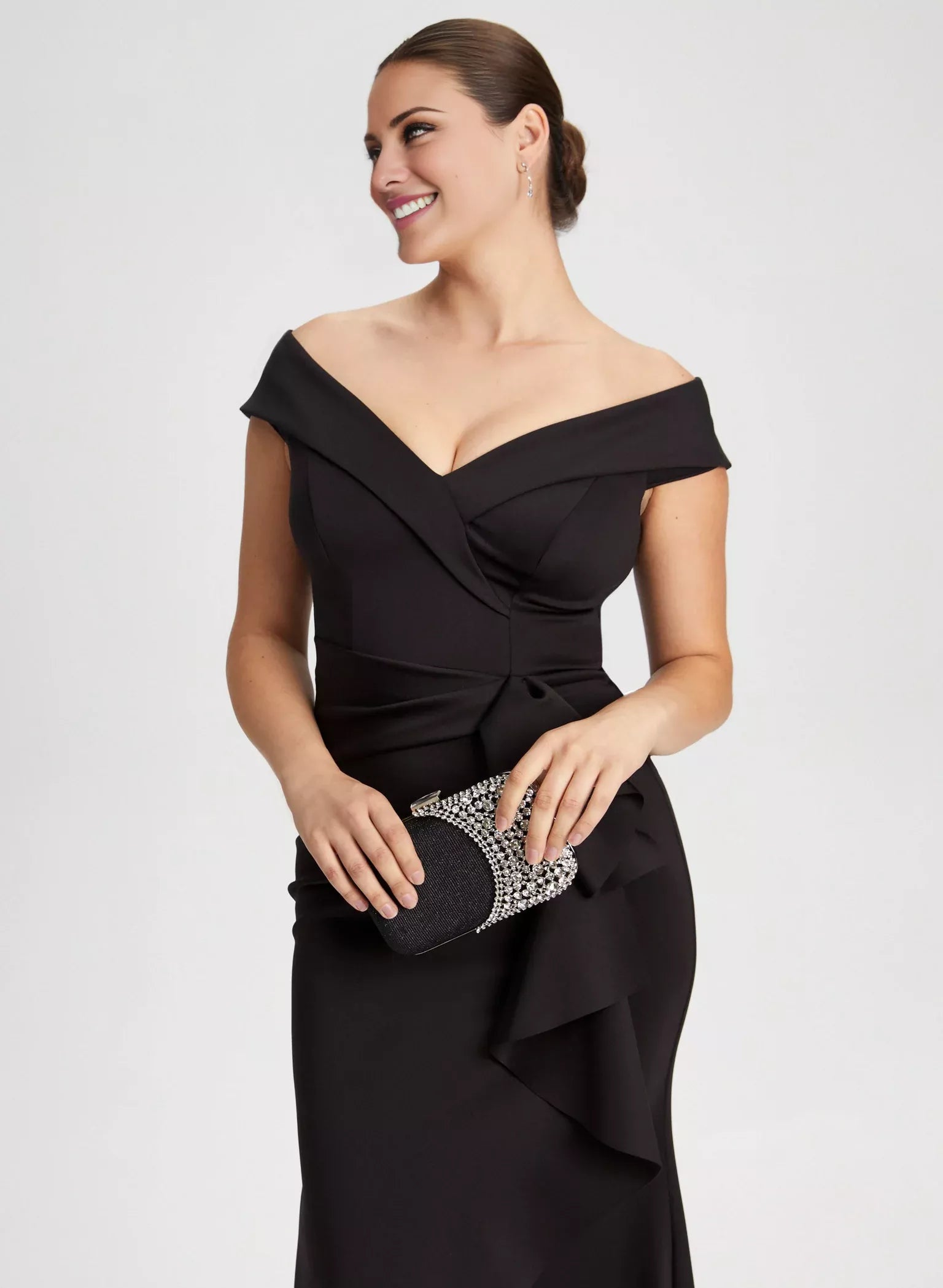 Vestido de noche largo hasta el suelo, sin mangas, con cuello al descubierto y espalda descubierta con borde con volantes