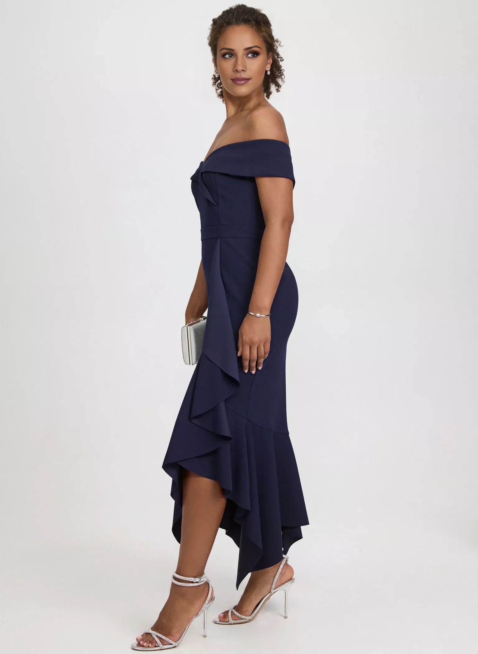 Vestido de noche largo con cuello descubierto, sin mangas, espalda descubierta, borde con volantes y abertura lateral