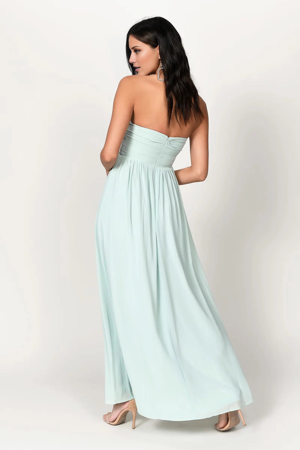 Vestido de fiesta sin tirantes, largo hasta el suelo, con cuello descubierto, sin mangas, detalles plisados 