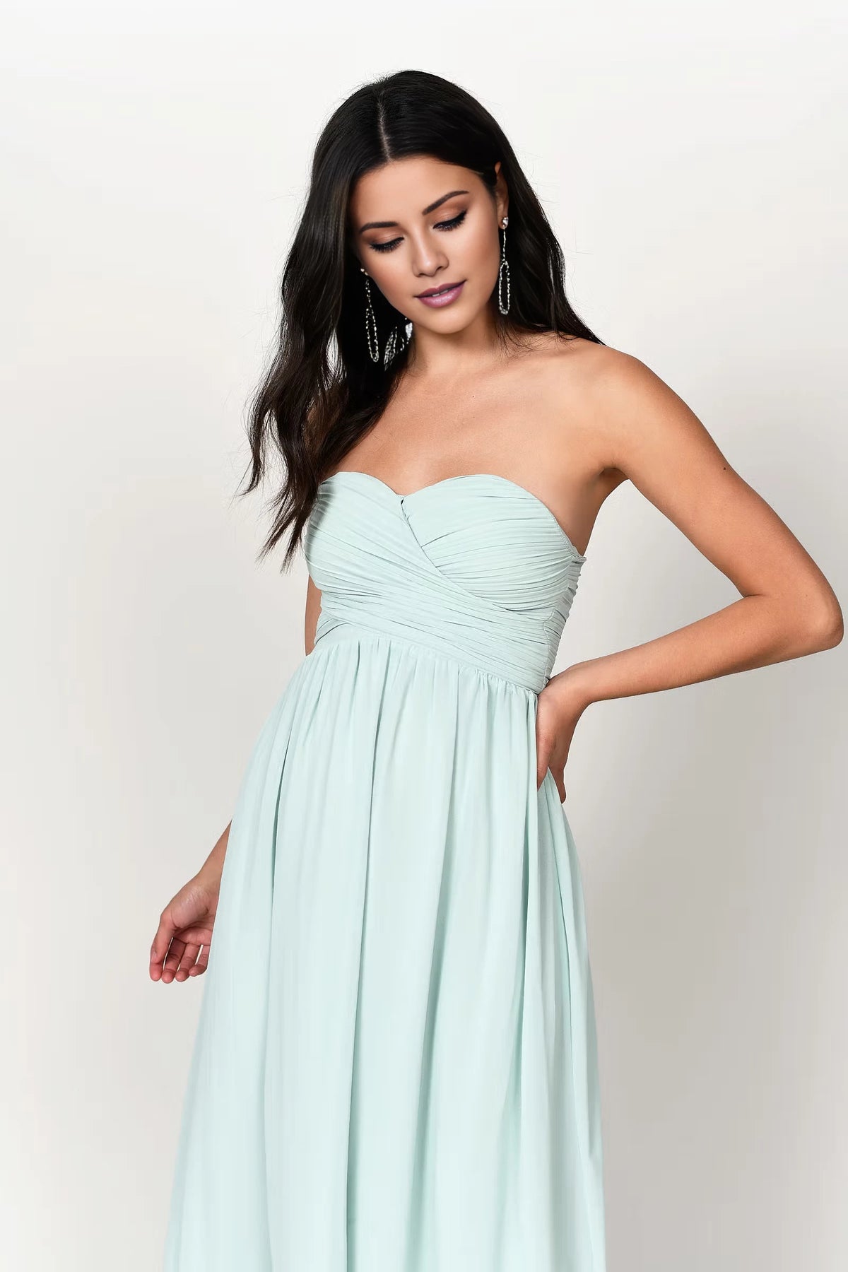 Vestido de fiesta sin tirantes, largo hasta el suelo, con cuello descubierto, sin mangas, detalles plisados 