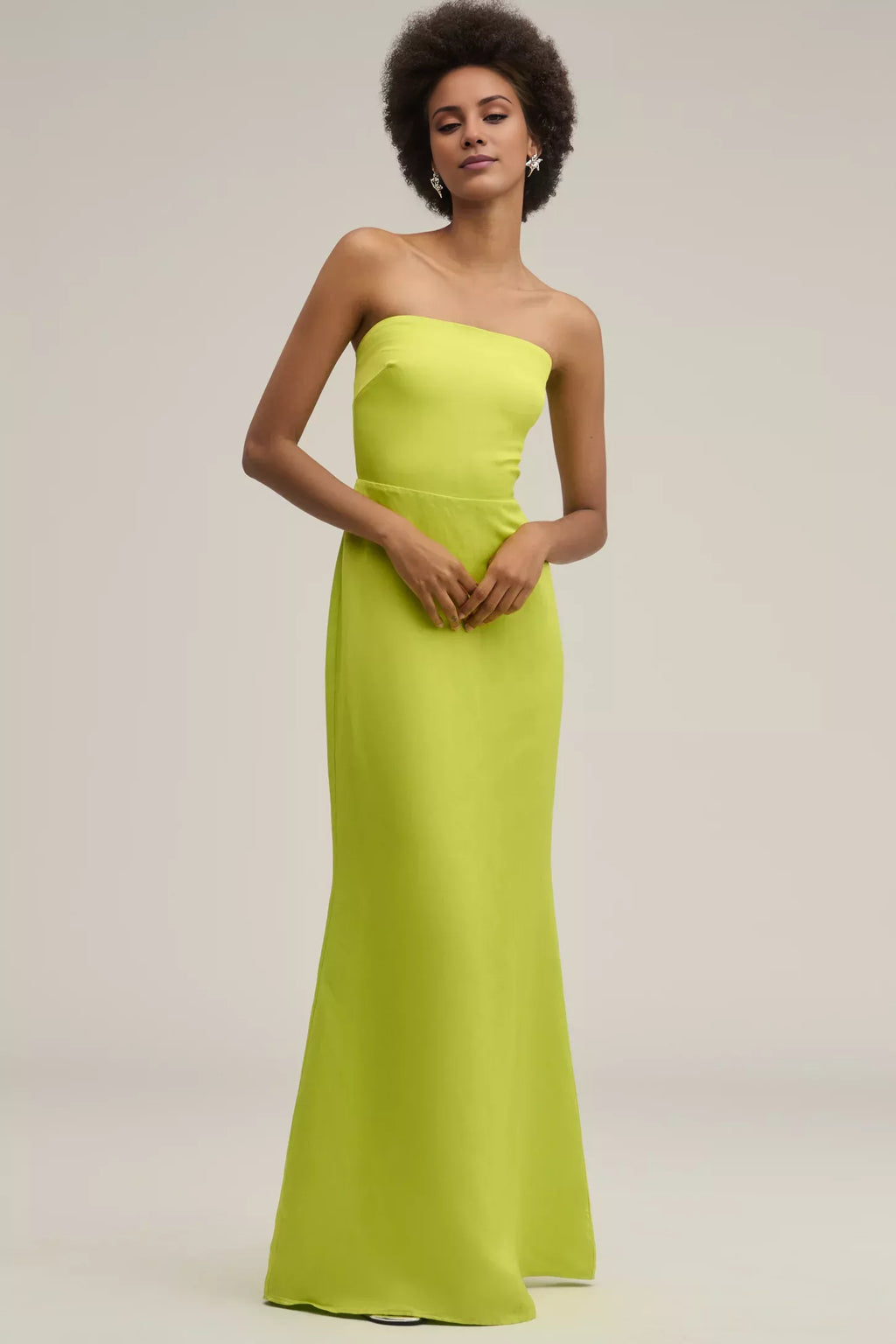 Vestido de fiesta sin hombros, sin mangas, sin tirantes, sin espalda y largo hasta el suelo 