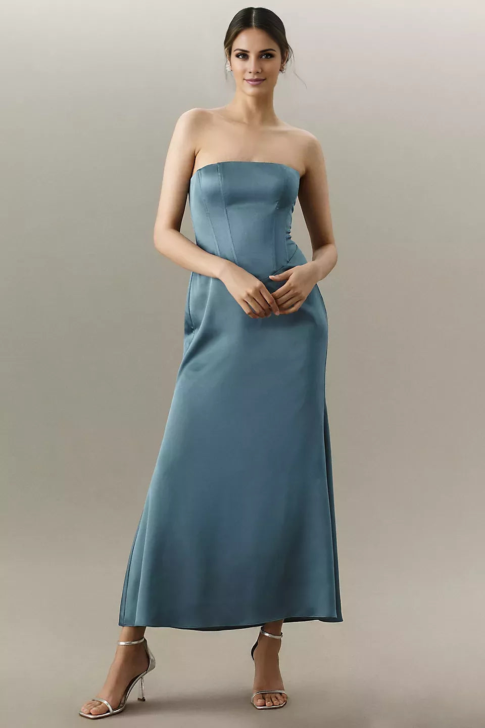 Vestido de fiesta sin hombros, sin mangas, sin tirantes, sin espalda y largo hasta el suelo 