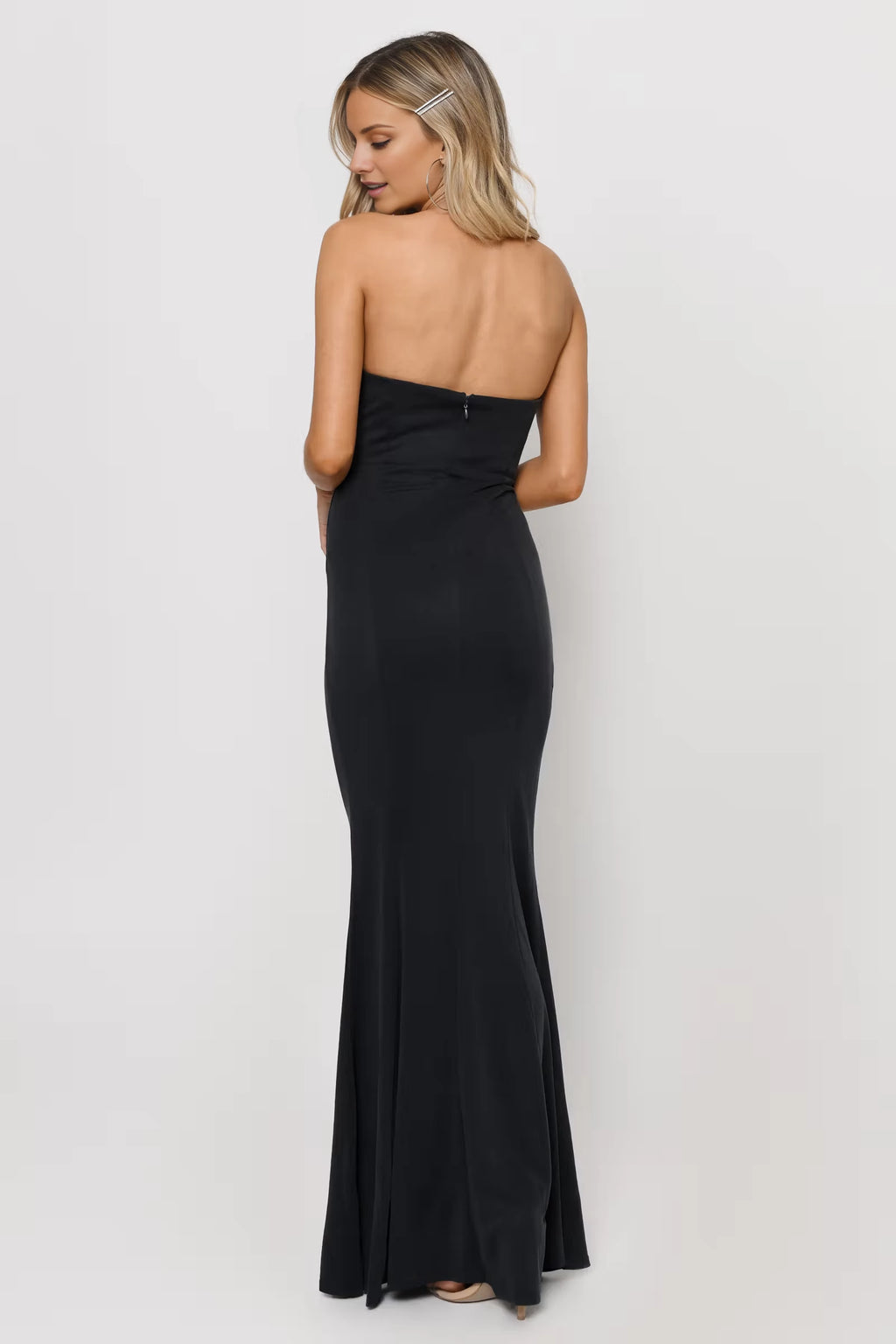 Vestido de fiesta sin hombros, sin mangas, sin tirantes, sin espalda y largo hasta el suelo 