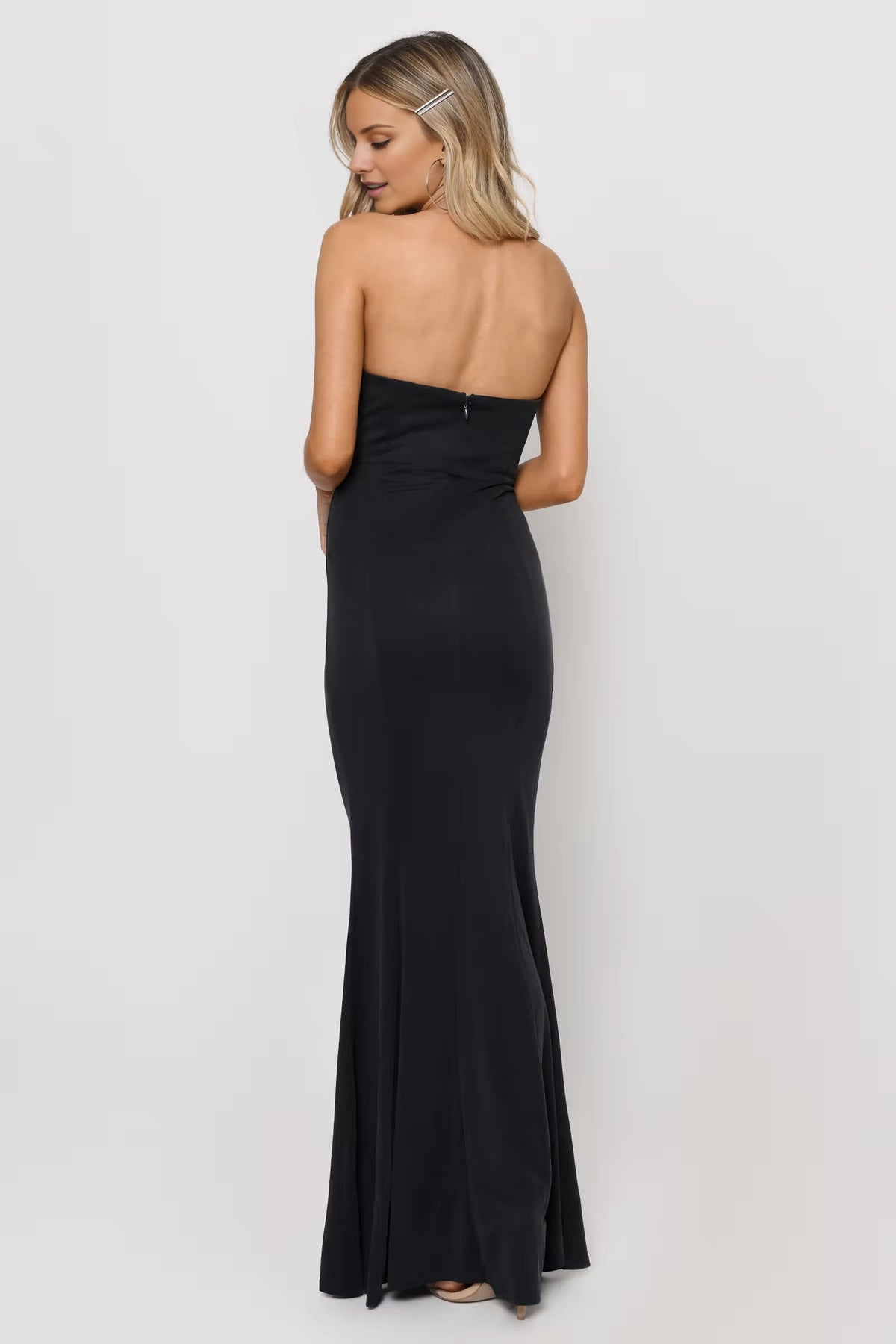 Vestido de fiesta sin hombros, sin mangas, sin tirantes, sin espalda y largo hasta el suelo 
