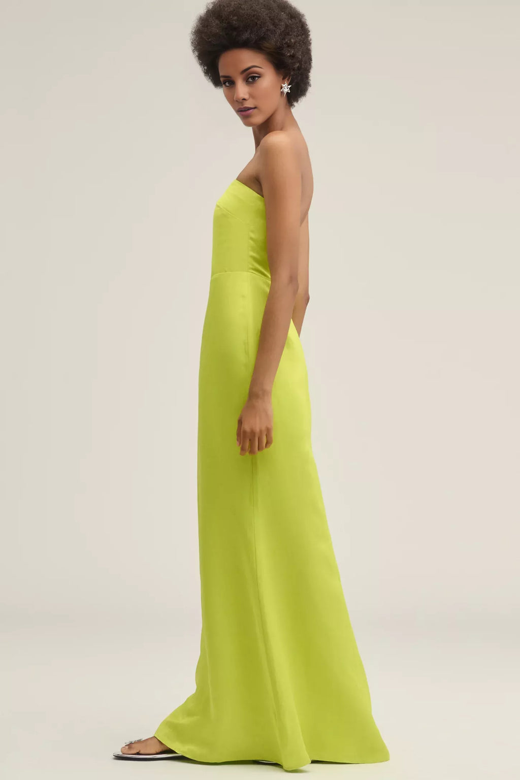 Vestido de fiesta sin hombros, sin mangas, sin tirantes, sin espalda y largo hasta el suelo 