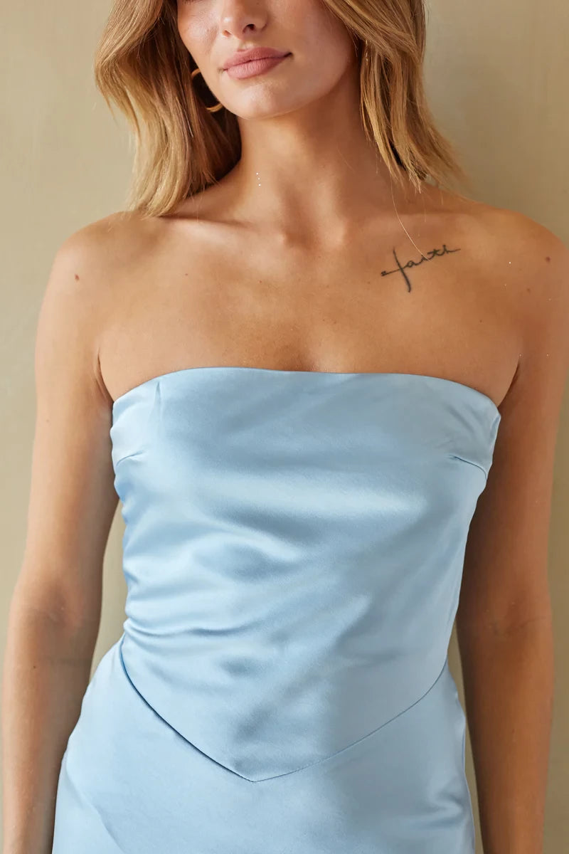 Vestido de fiesta sin hombros, sin mangas, sin tirantes, sin espalda y largo hasta el suelo 