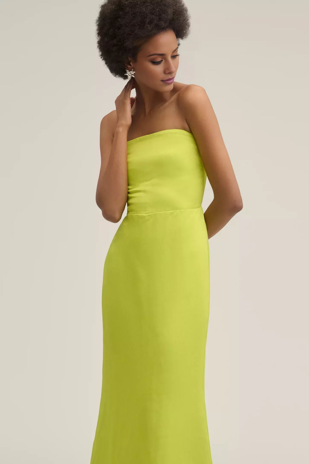 Vestido de fiesta sin hombros, sin mangas, sin tirantes, sin espalda y largo hasta el suelo 