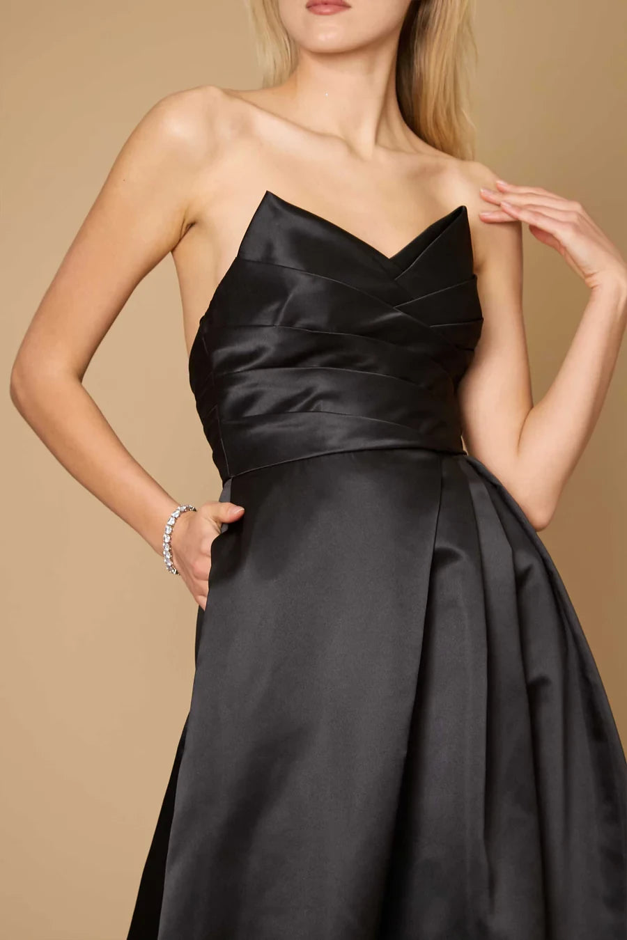 Vestido de fiesta largo hasta el suelo, sin mangas, sin tirantes, con cuello al descubierto y espalda descubierta, con abertura lateral 