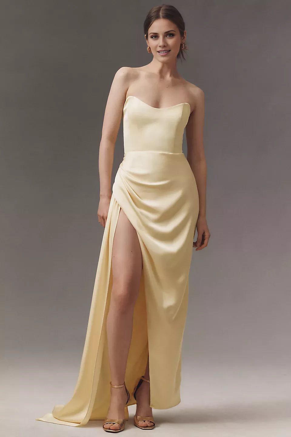 Vestido de fiesta largo hasta el suelo, sin mangas, sin tirantes, con cuello al descubierto y espalda descubierta, con abertura lateral 