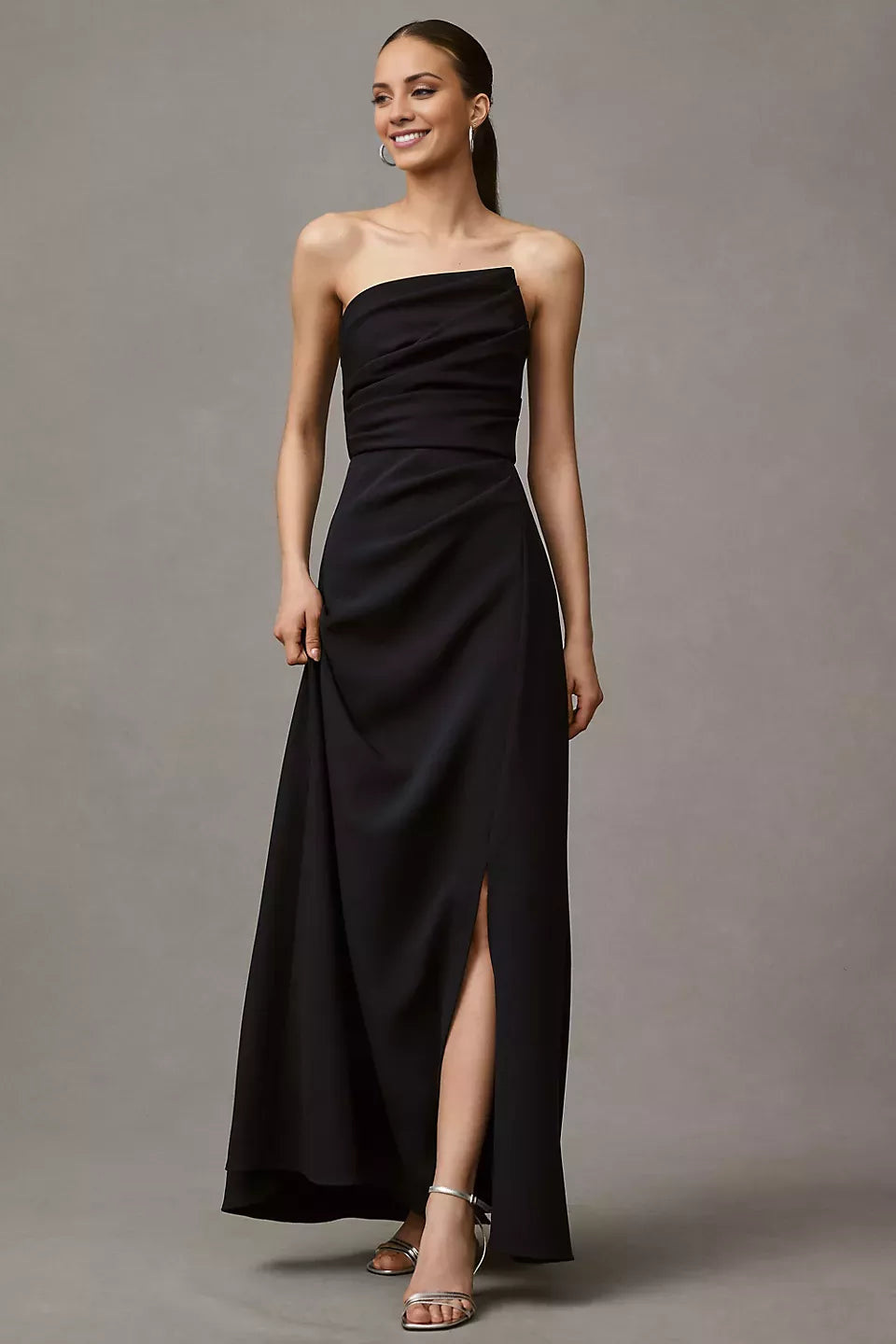 Abito da ballo lungo fino al pavimento, senza maniche, senza spalline, senza schienale, con scollo a spalle scoperte e spacco laterale 