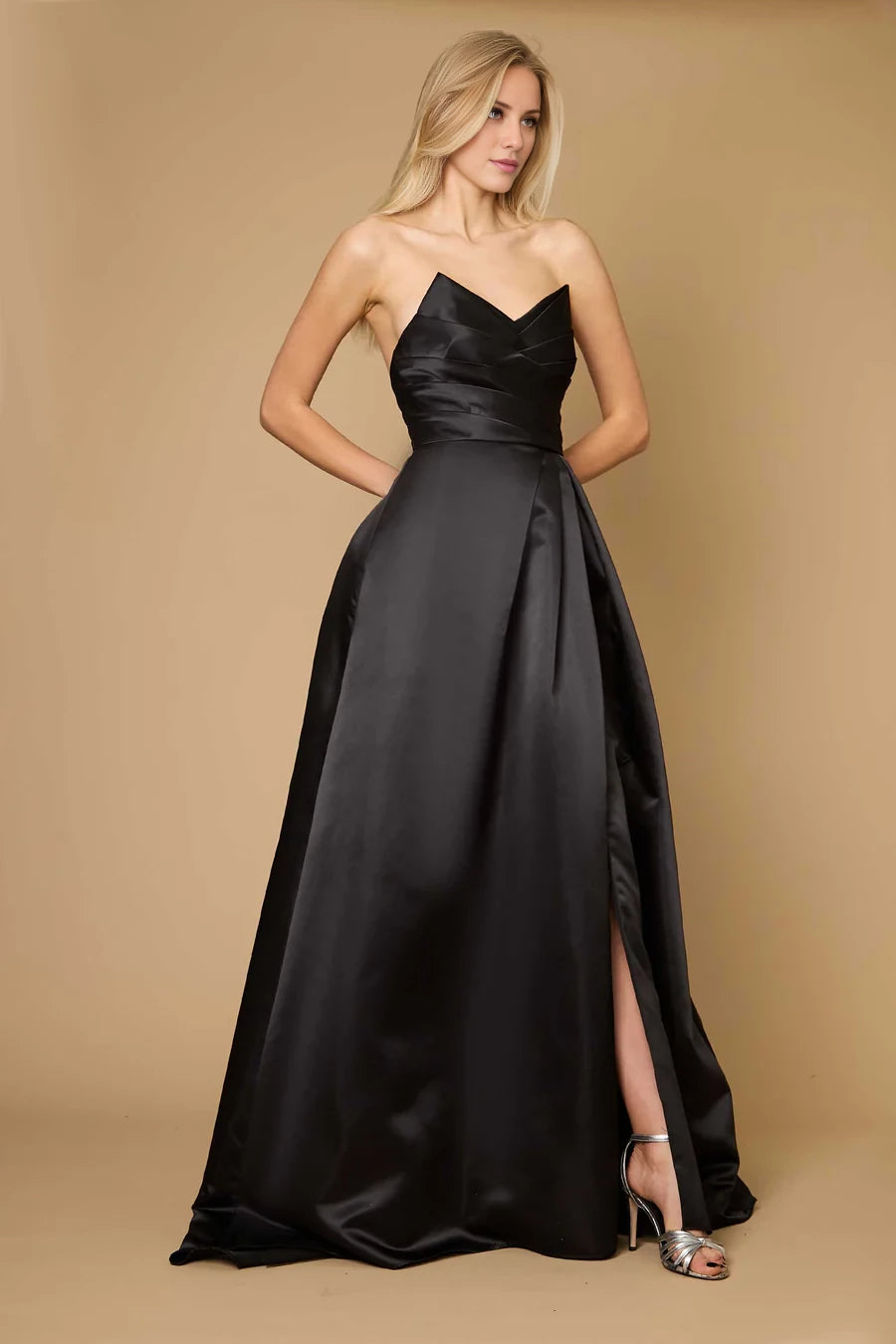 Vestido de fiesta largo hasta el suelo, sin mangas, sin tirantes, con cuello al descubierto y espalda descubierta, con abertura lateral 