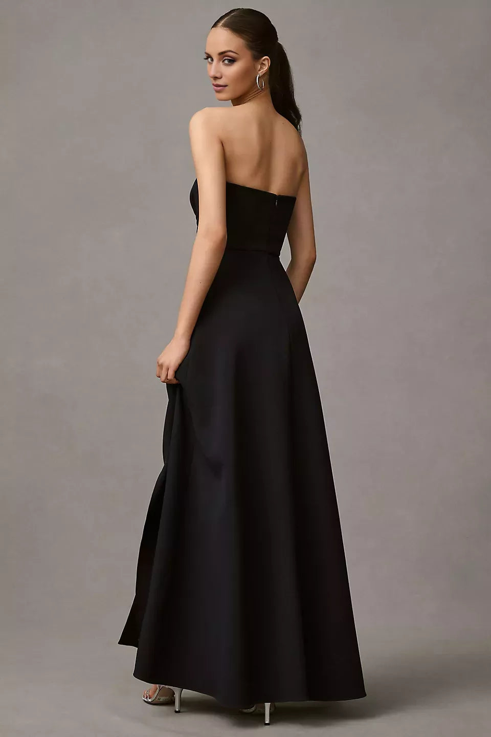 Abito da ballo lungo fino al pavimento, senza maniche, senza spalline, senza schienale, con scollo a spalle scoperte e spacco laterale 