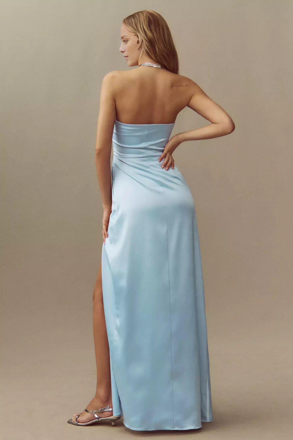 Vestido de fiesta largo hasta el suelo, sin mangas, sin tirantes, con cuello al descubierto y espalda descubierta, con abertura lateral 