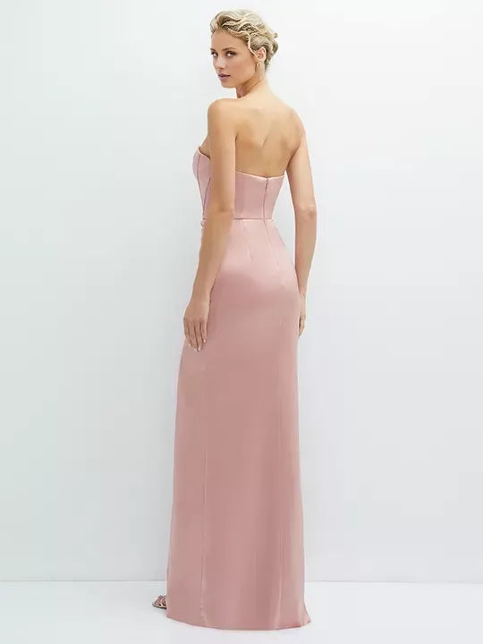 Abito da ballo lungo fino al pavimento, senza maniche, senza spalline, senza schienale, con scollo a spalle scoperte e spacco laterale