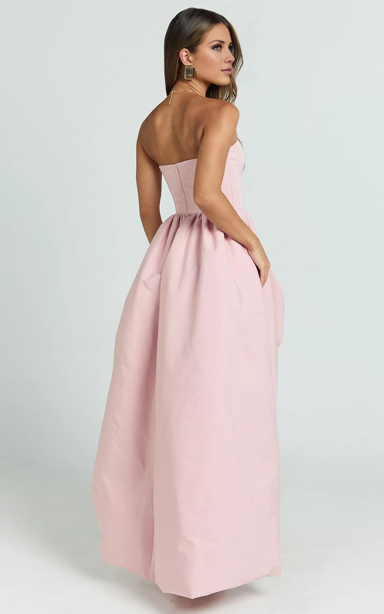 Abito da ballo lungo fino al pavimento, senza maniche, senza spalline, senza schienale, con scollo a spalle scoperte e spacco laterale