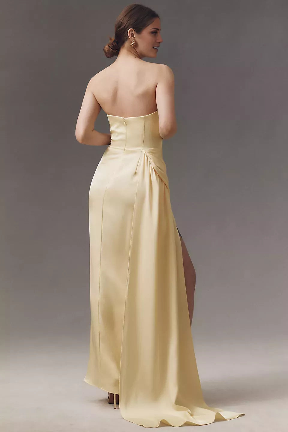 Vestido de fiesta largo hasta el suelo, sin mangas, sin tirantes, con cuello al descubierto y espalda descubierta, con abertura lateral 