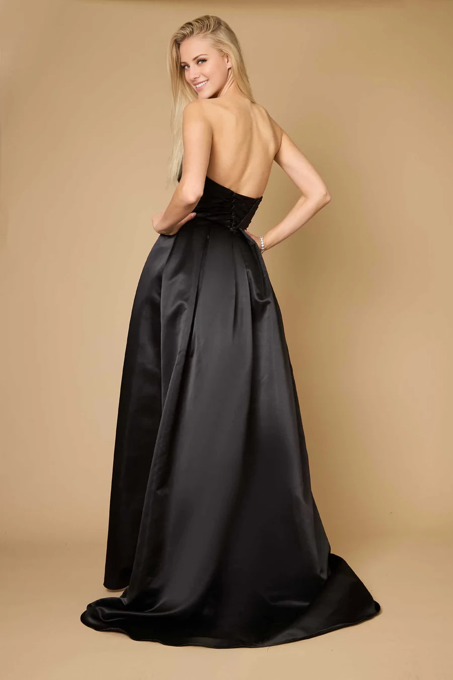 Vestido de fiesta largo hasta el suelo, sin mangas, sin tirantes, con cuello al descubierto y espalda descubierta, con abertura lateral 