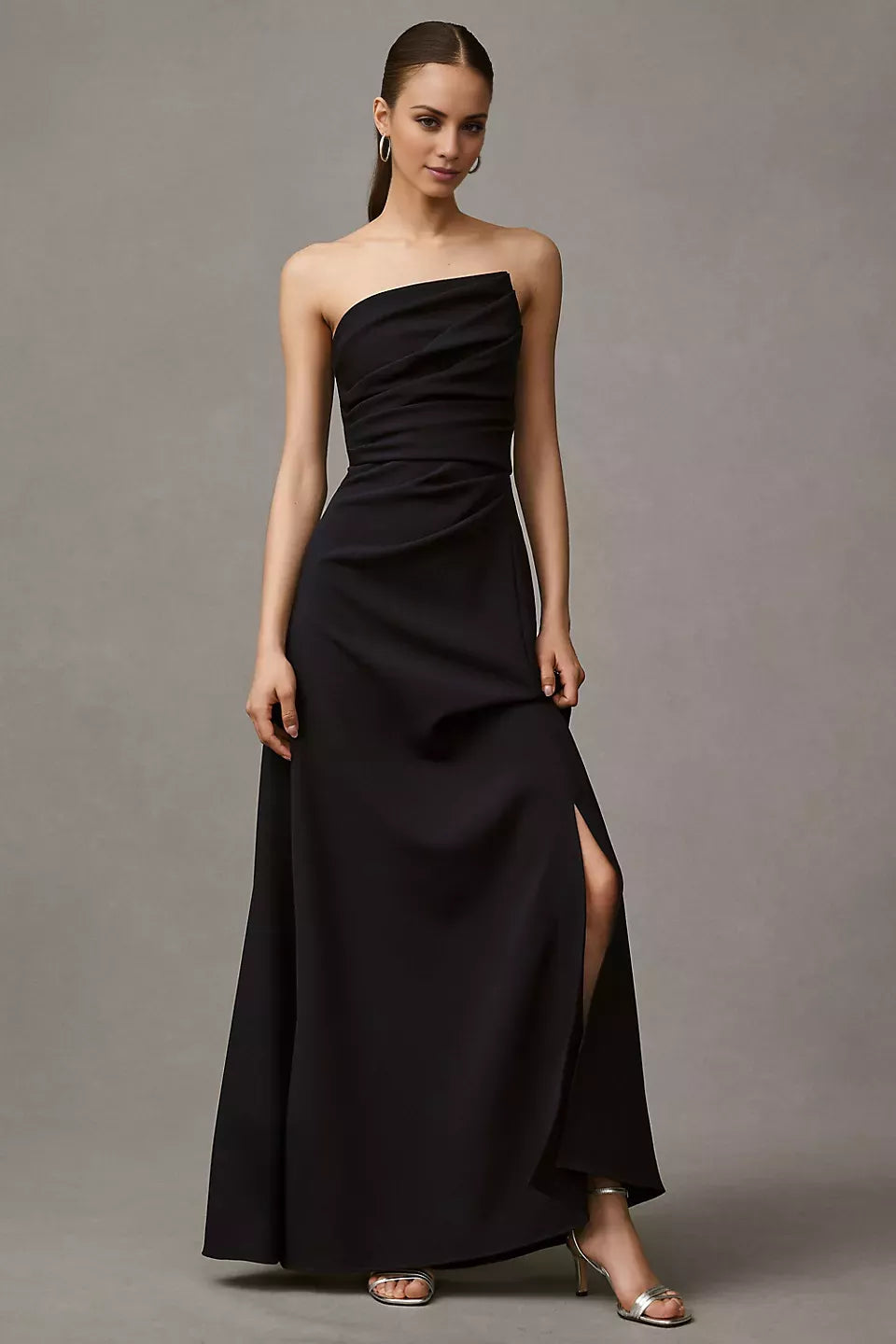 Abito da ballo lungo fino al pavimento, senza maniche, senza spalline, senza schienale, con scollo a spalle scoperte e spacco laterale 