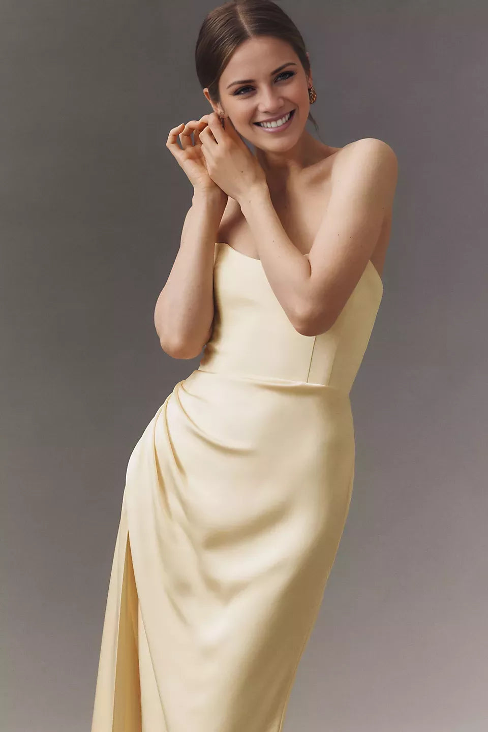 Abito da ballo lungo fino al pavimento, senza maniche, senza spalline, senza schienale, con scollo a spalle scoperte e spacco laterale 