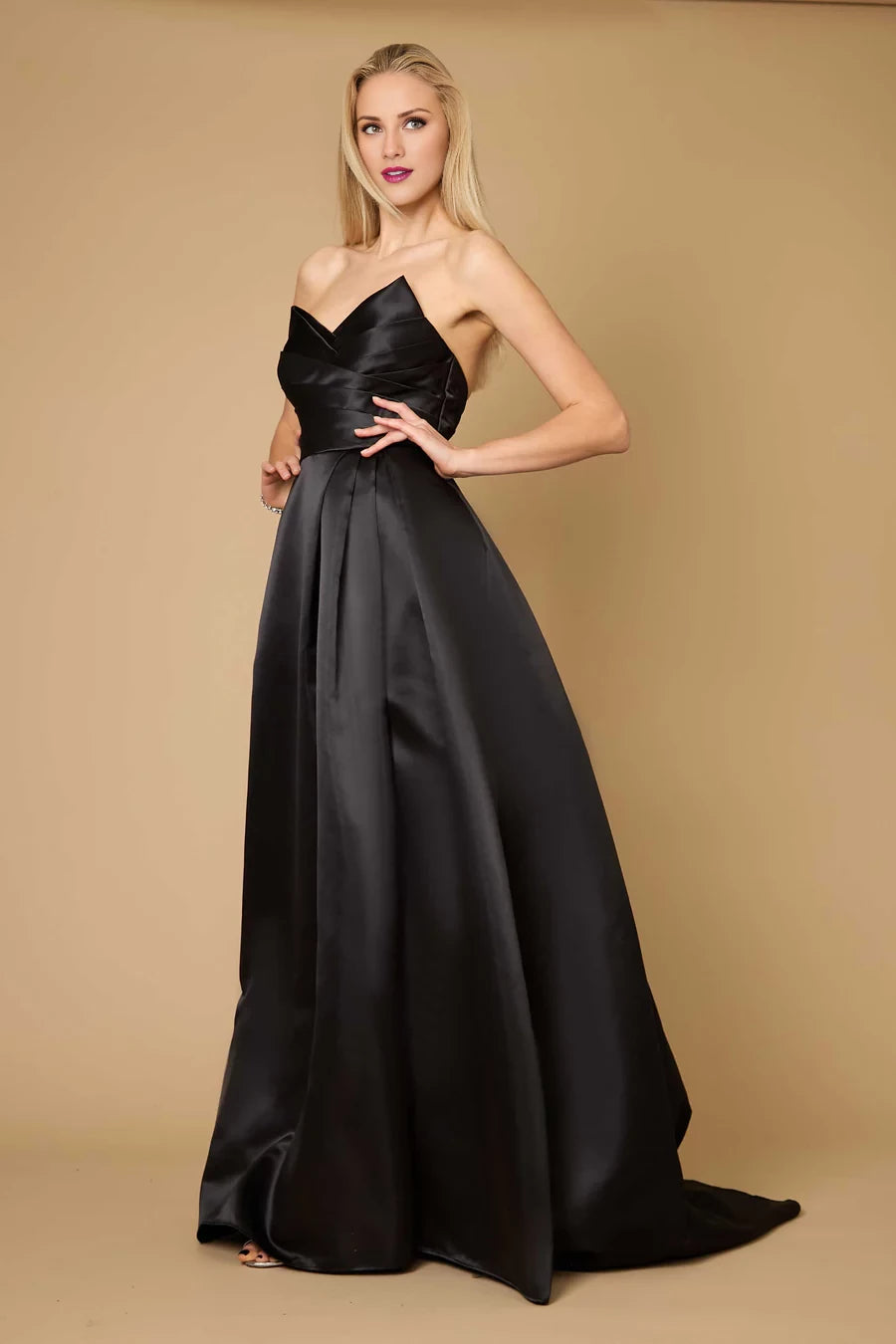 Vestido de fiesta largo hasta el suelo, sin mangas, sin tirantes, con cuello al descubierto y espalda descubierta, con abertura lateral 