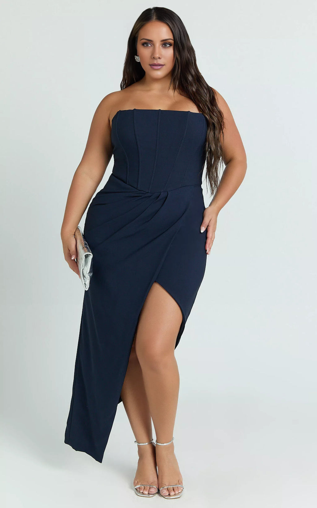 Vestido de fiesta largo hasta el suelo, sin mangas, sin tirantes, con cuello al descubierto y espalda descubierta, con abertura lateral 