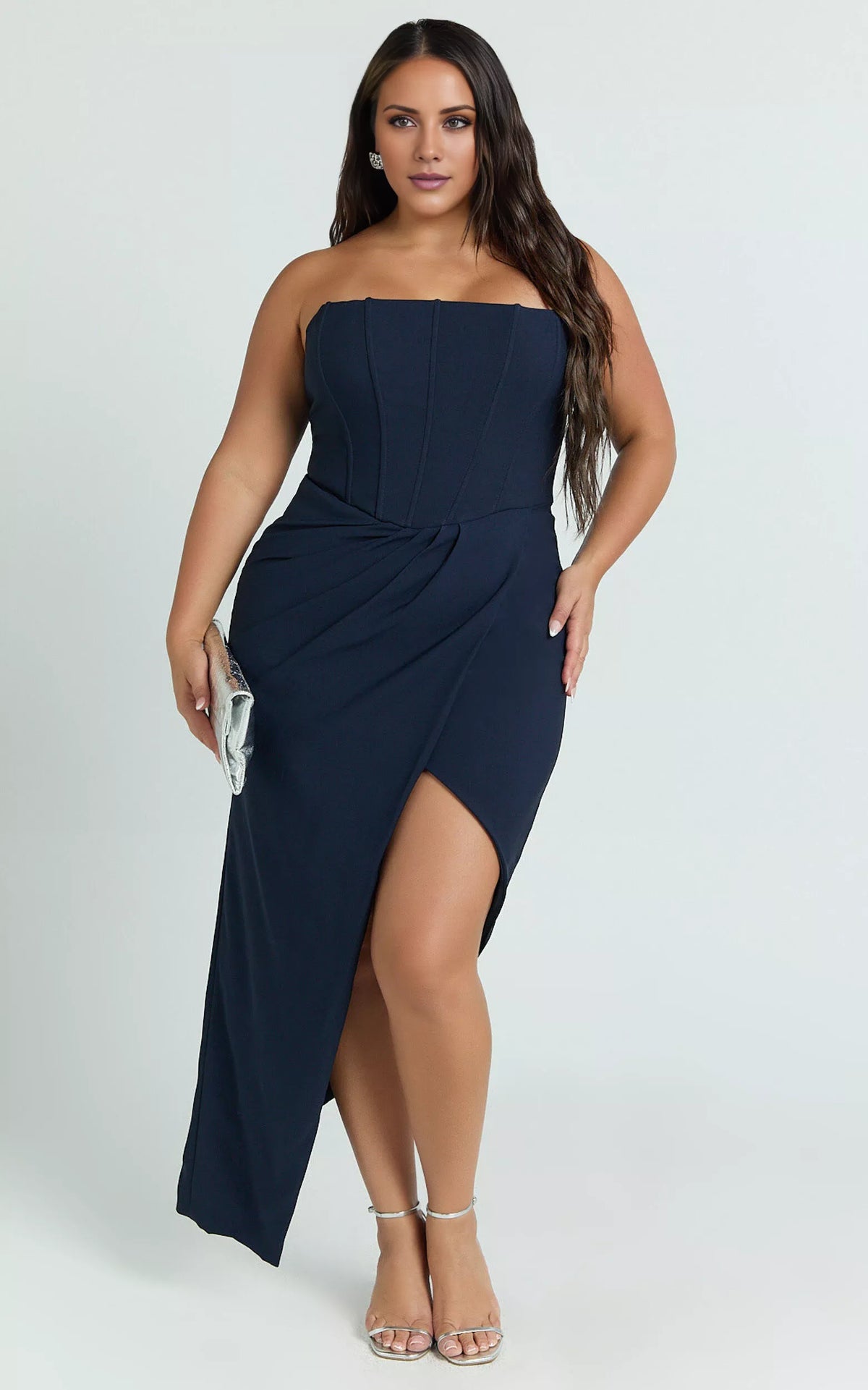 Vestido de fiesta largo hasta el suelo, sin mangas, sin tirantes, con cuello al descubierto y espalda descubierta, con abertura lateral 