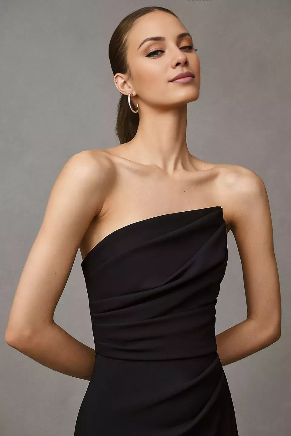 Abito da ballo lungo fino al pavimento, senza maniche, senza spalline, senza schienale, con scollo a spalle scoperte e spacco laterale 