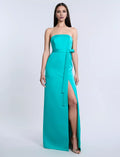Vestido de noche largo hasta el suelo, sin mangas, sin tirantes, con cuello al descubierto y espalda descubierta, con abertura lateral 