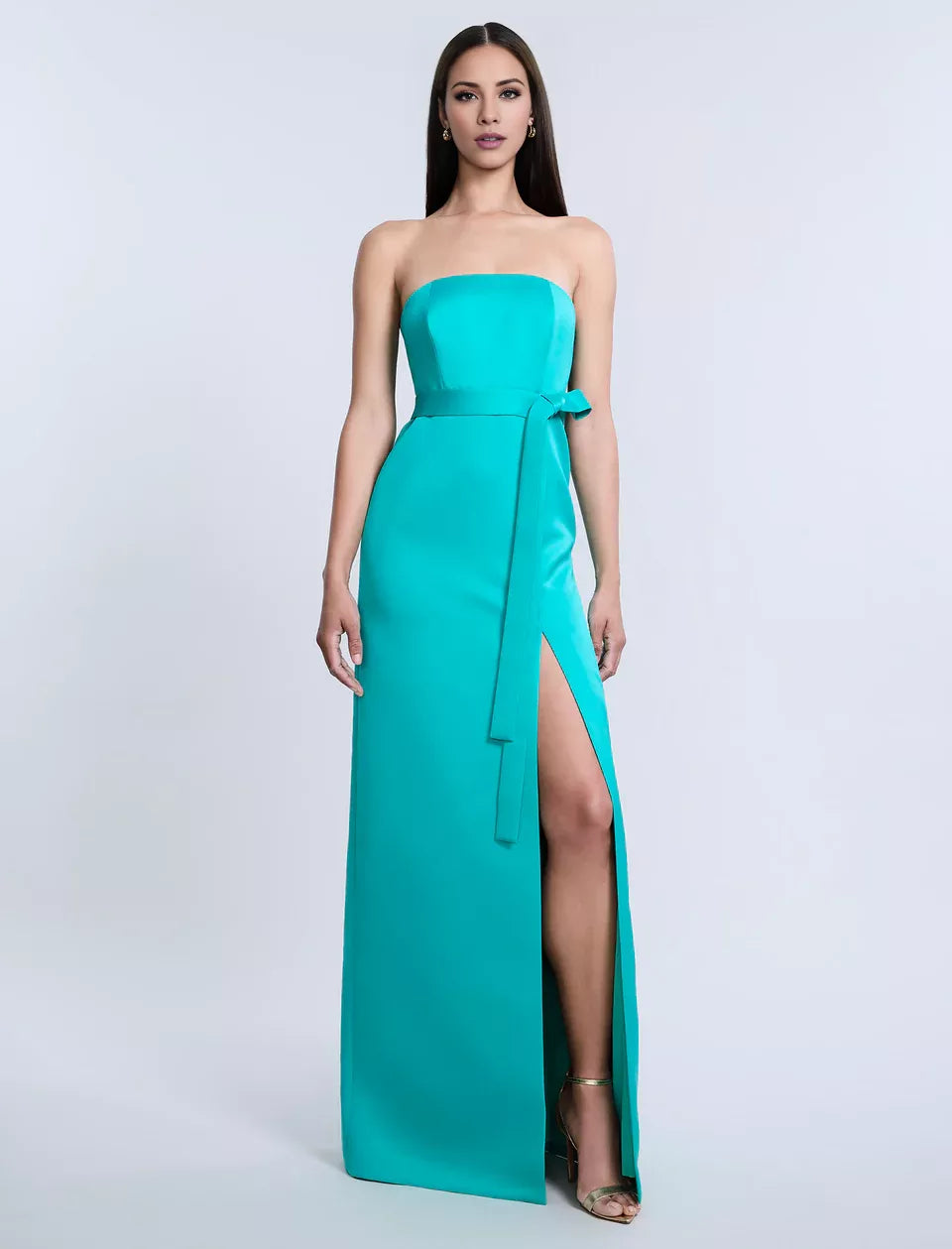 Vestido de noche largo hasta el suelo, sin mangas, sin tirantes, con cuello al descubierto y espalda descubierta, con abertura lateral 