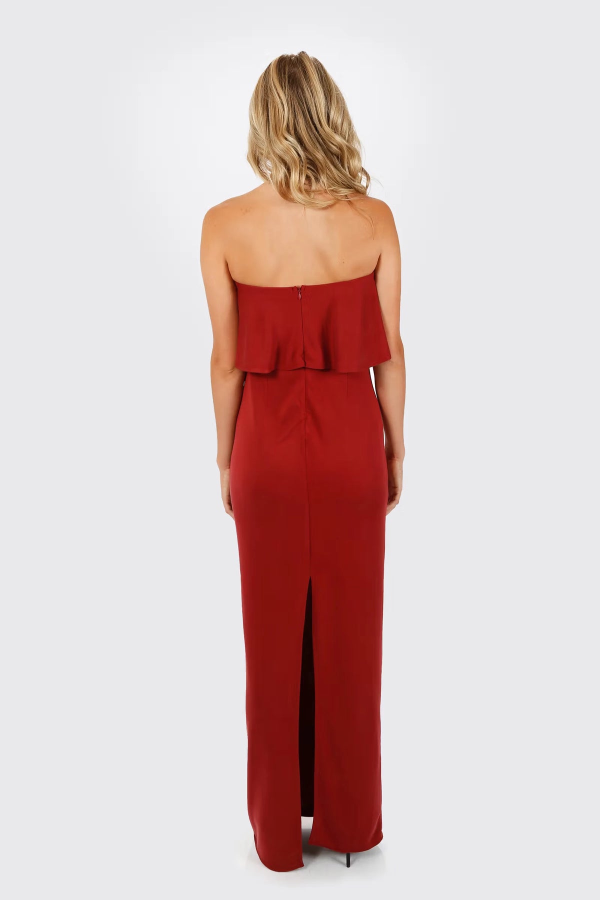 Vestido de fiesta con cuello descubierto, sin mangas, sin tirantes, espalda descubierta, abertura y largo hasta el suelo 