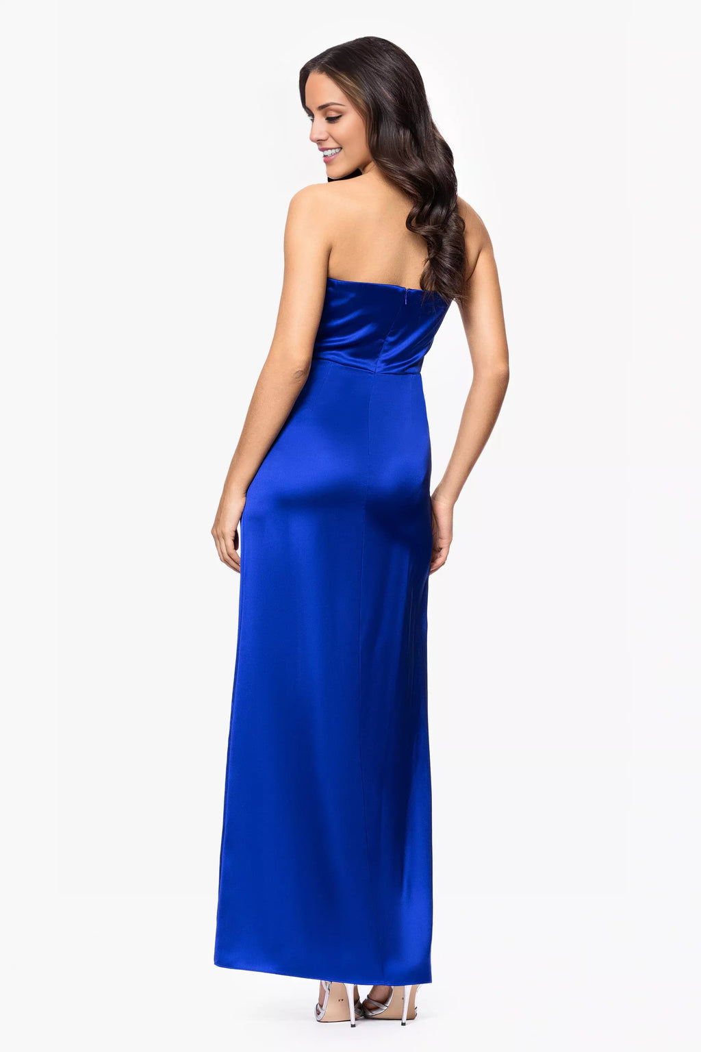 Vestido de fiesta sin mangas, sin tirantes, con cuello al descubierto, detalles plisados, abertura lateral y largo hasta el suelo 