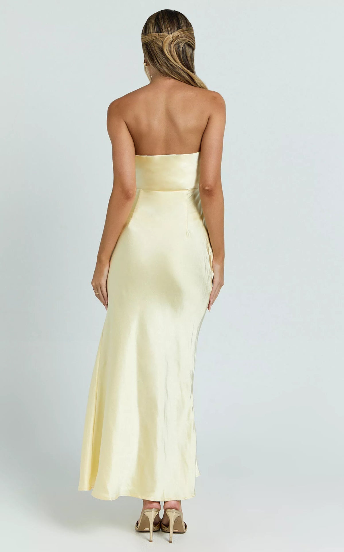 Vestido de fiesta largo hasta el suelo, sin mangas, con cuello al descubierto y sin tirantes, con abertura lateral 