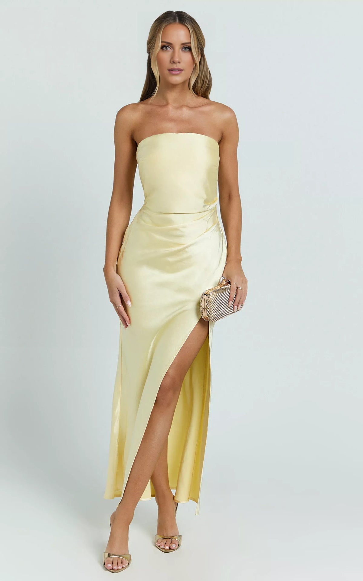 Vestido de fiesta largo hasta el suelo, sin mangas, con cuello al descubierto y sin tirantes, con abertura lateral 