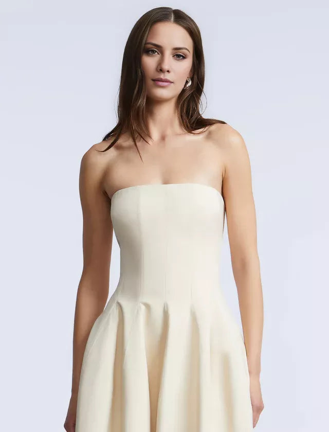 Abito da sera lungo fino al pavimento, senza spalline, senza maniche e con scollo a spalle scoperte