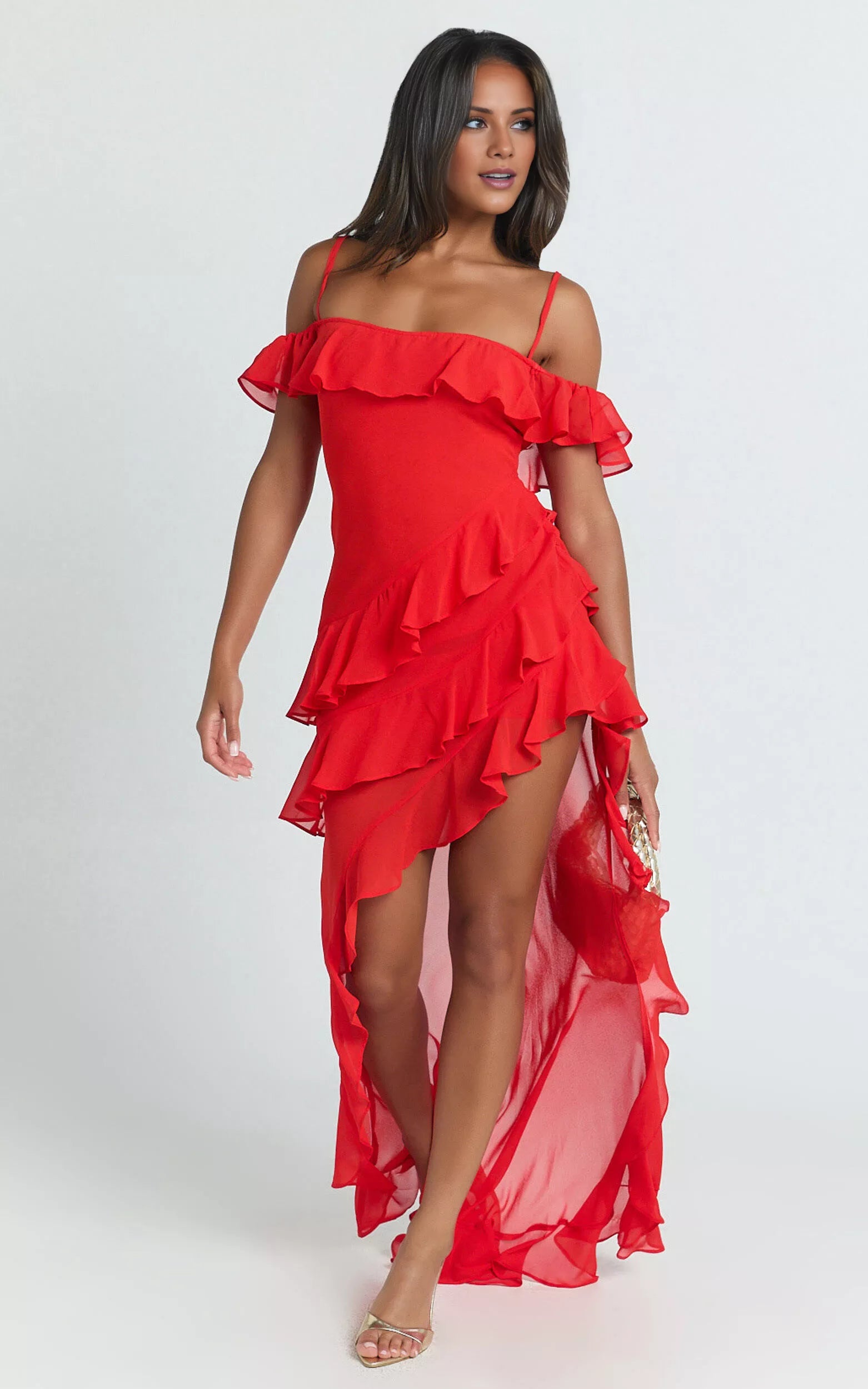 Abito da ballo lungo fino al pavimento, senza maniche, con scollo a spalle scoperte, spalline sottili, schiena scoperta, bordo arricciato e spacco laterale.