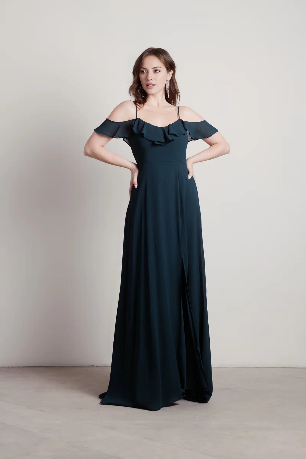 Vestido de fiesta largo hasta el suelo, sin mangas, con cuello descubierto y tirantes finos en la espalda, abertura lateral 