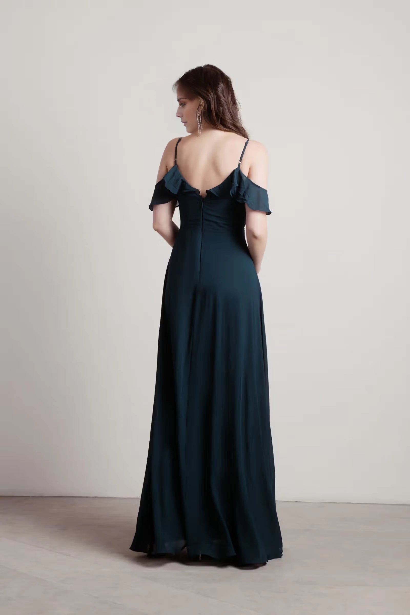 Abito da ballo lungo fino al pavimento, senza maniche, con scollo a spalle scoperte e spalline sottili sulla schiena 