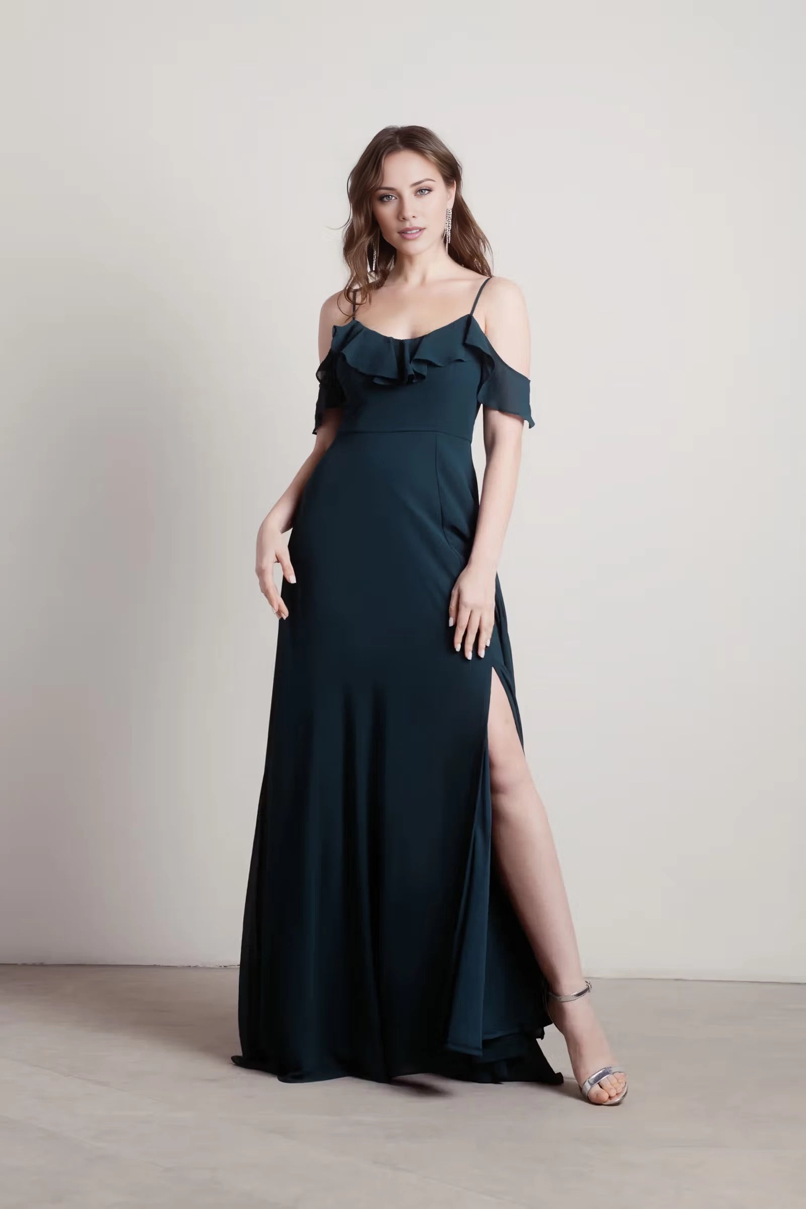 Vestido de fiesta largo hasta el suelo, sin mangas, con cuello descubierto y tirantes finos en la espalda, abertura lateral 