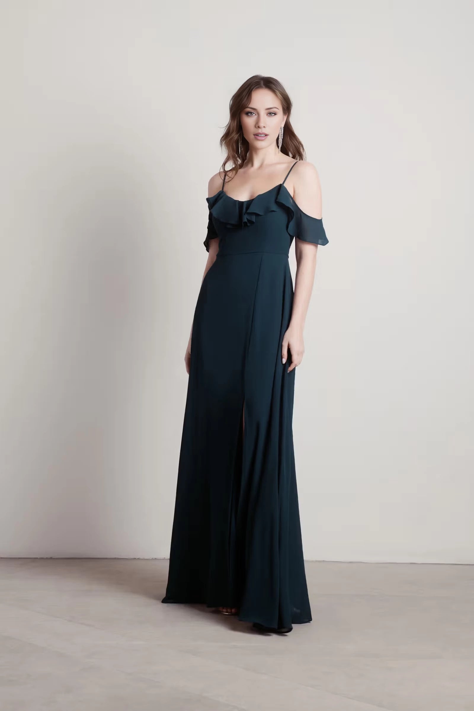 Vestido de fiesta largo hasta el suelo, sin mangas, con cuello descubierto y tirantes finos en la espalda, abertura lateral 