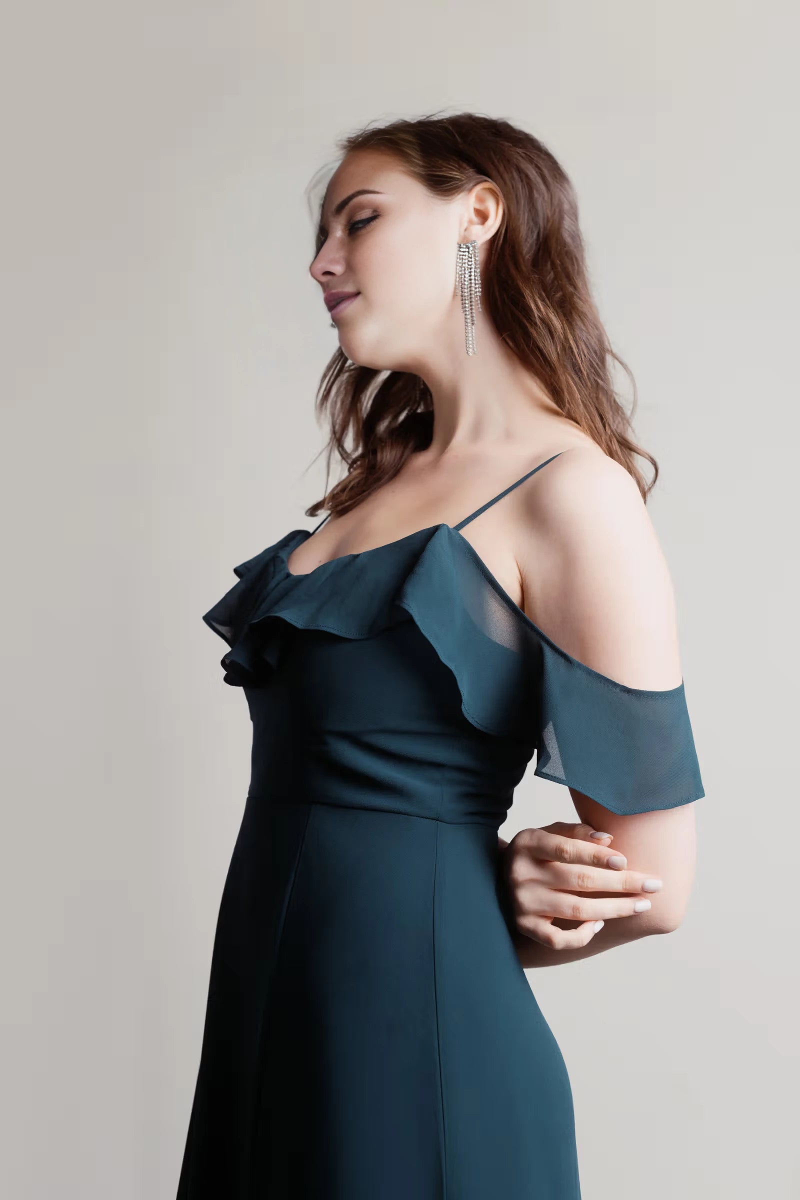 Vestido de fiesta largo hasta el suelo, sin mangas, con cuello descubierto y tirantes finos en la espalda, abertura lateral 