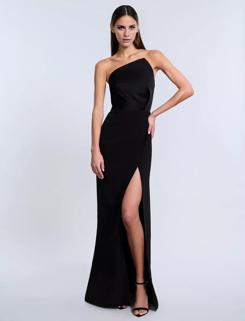 Vestido de noche largo hasta el suelo, sin tirantes, con escote en los hombros, espalda descubierta, abertura lateral