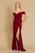 Vestido de fiesta largo hasta el suelo con cuello descubierto, tirantes finos, espalda descubierta y abertura lateral 