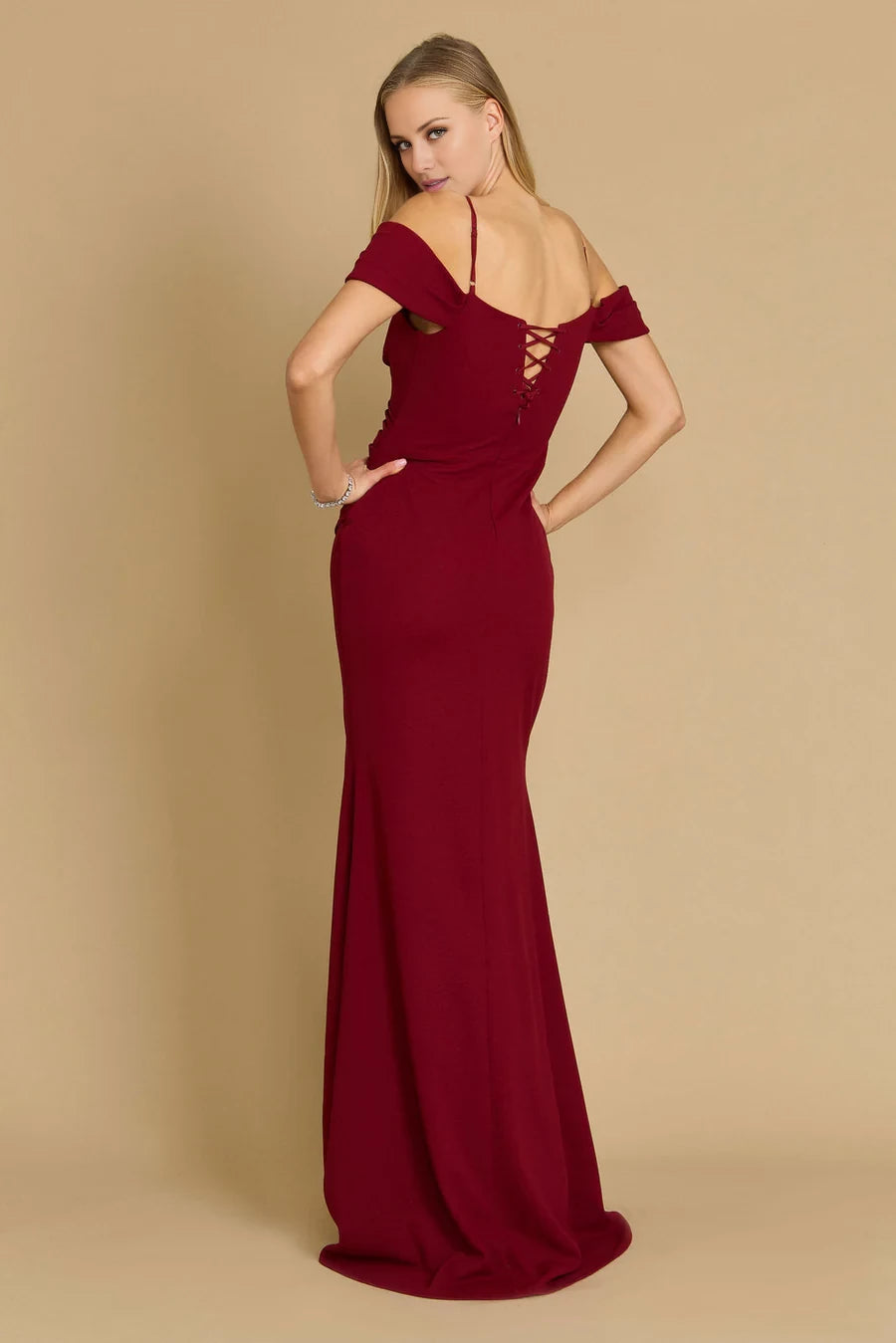 Vestido de fiesta largo hasta el suelo con cuello descubierto, tirantes finos, espalda descubierta y abertura lateral 