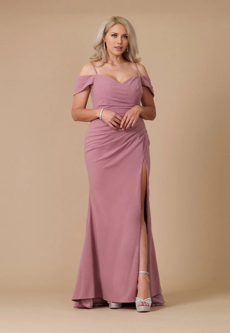 Vestido de fiesta largo hasta el suelo con cuello descubierto, tirantes finos, espalda descubierta y abertura lateral 