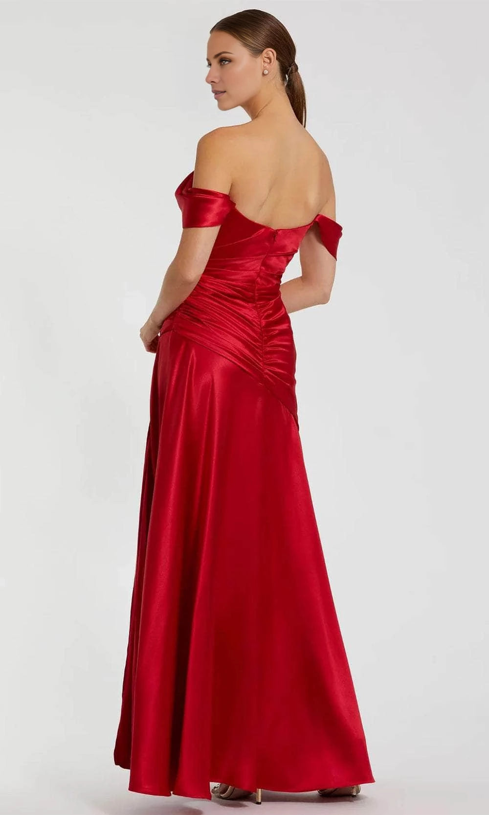 Vestido de fiesta sin mangas, con cuello al descubierto, pliegues, espalda descubierta, abertura lateral y largo hasta el suelo. 