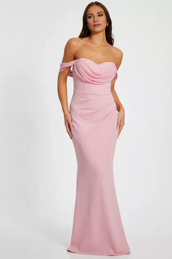 Vestido de fiesta sin mangas, con cuello descubierto y detalles de pliegues, espalda descubierta y largo hasta el suelo. 