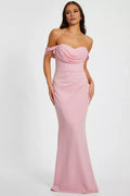 Vestido de fiesta sin mangas, con cuello descubierto y detalles de pliegues, espalda descubierta y largo hasta el suelo. 